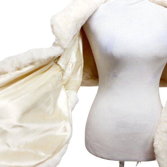 Vintage-Inspired Ivory Faux Fur Bridal Wrap With Rhinestone Brooch - Picture 8 of 12